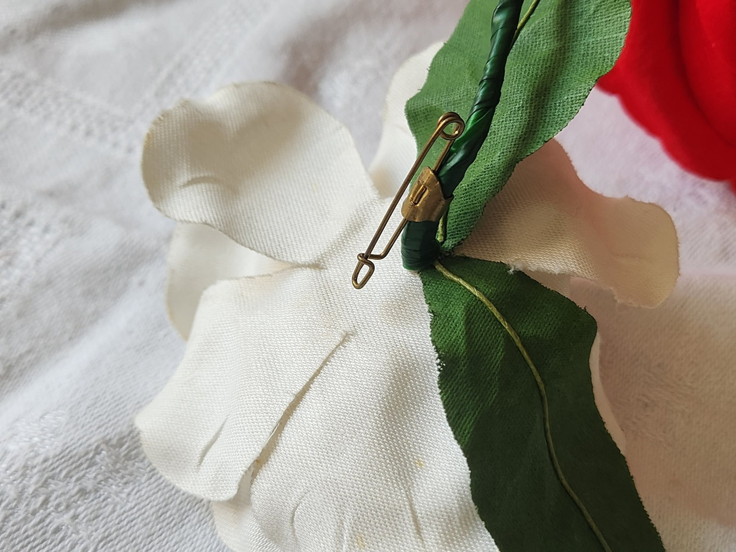 Grosse fleur ancienne blanche montée en broche modiste T0-18
