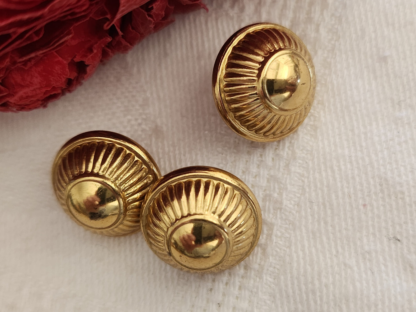 Trio boutons vintage en metal doré grelot 1,3 cm pied G2B