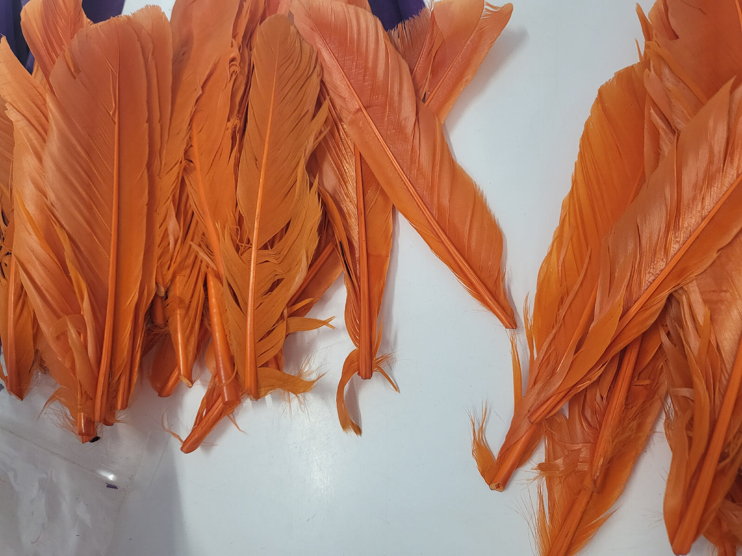 Lot d environ 80 plumes vintage violet orange chapeau modiste N°17 B6