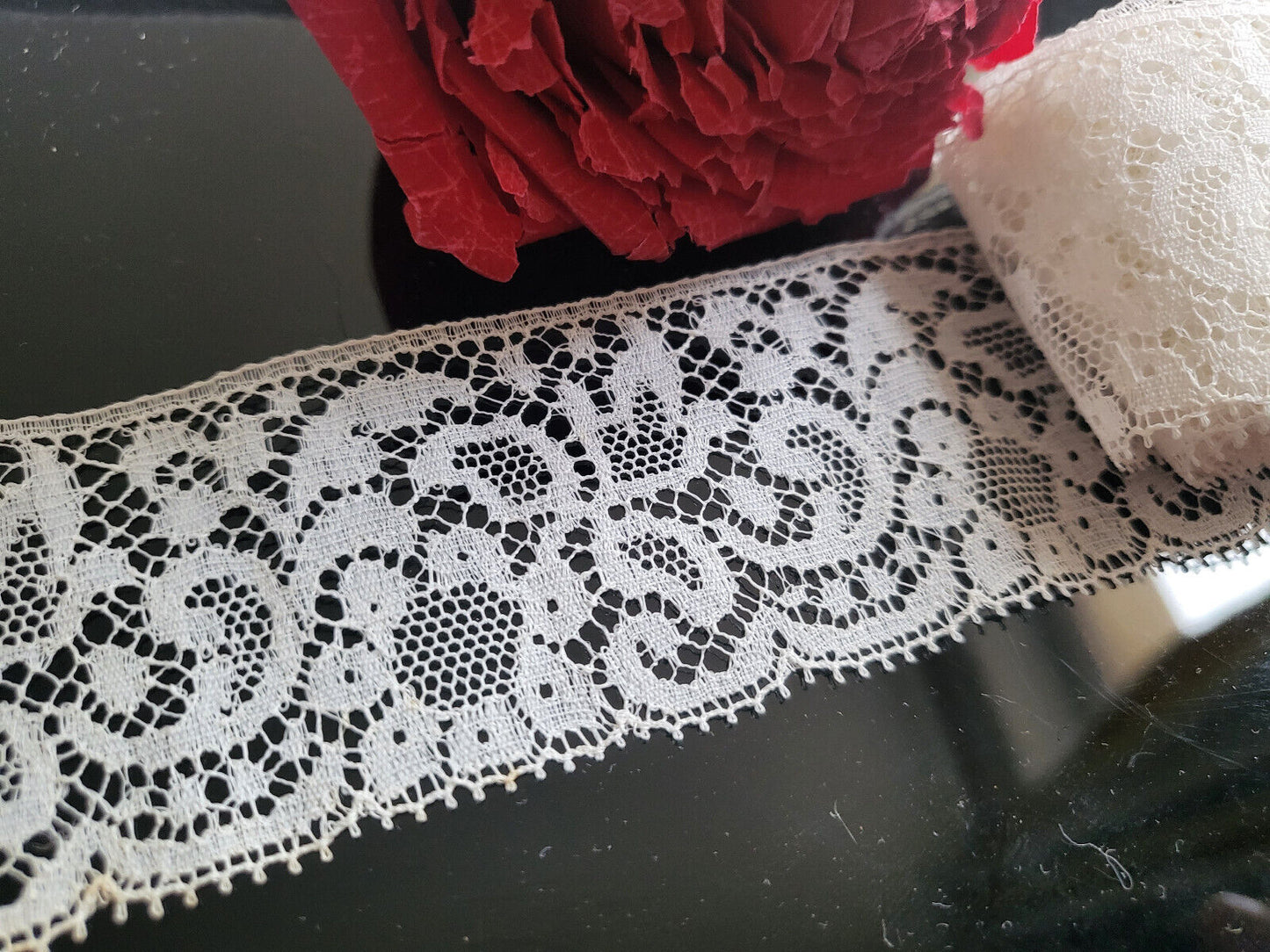 Dentelle large ancienne en nylon décor floral 2 mètres 10 sur 4 cm T15-30