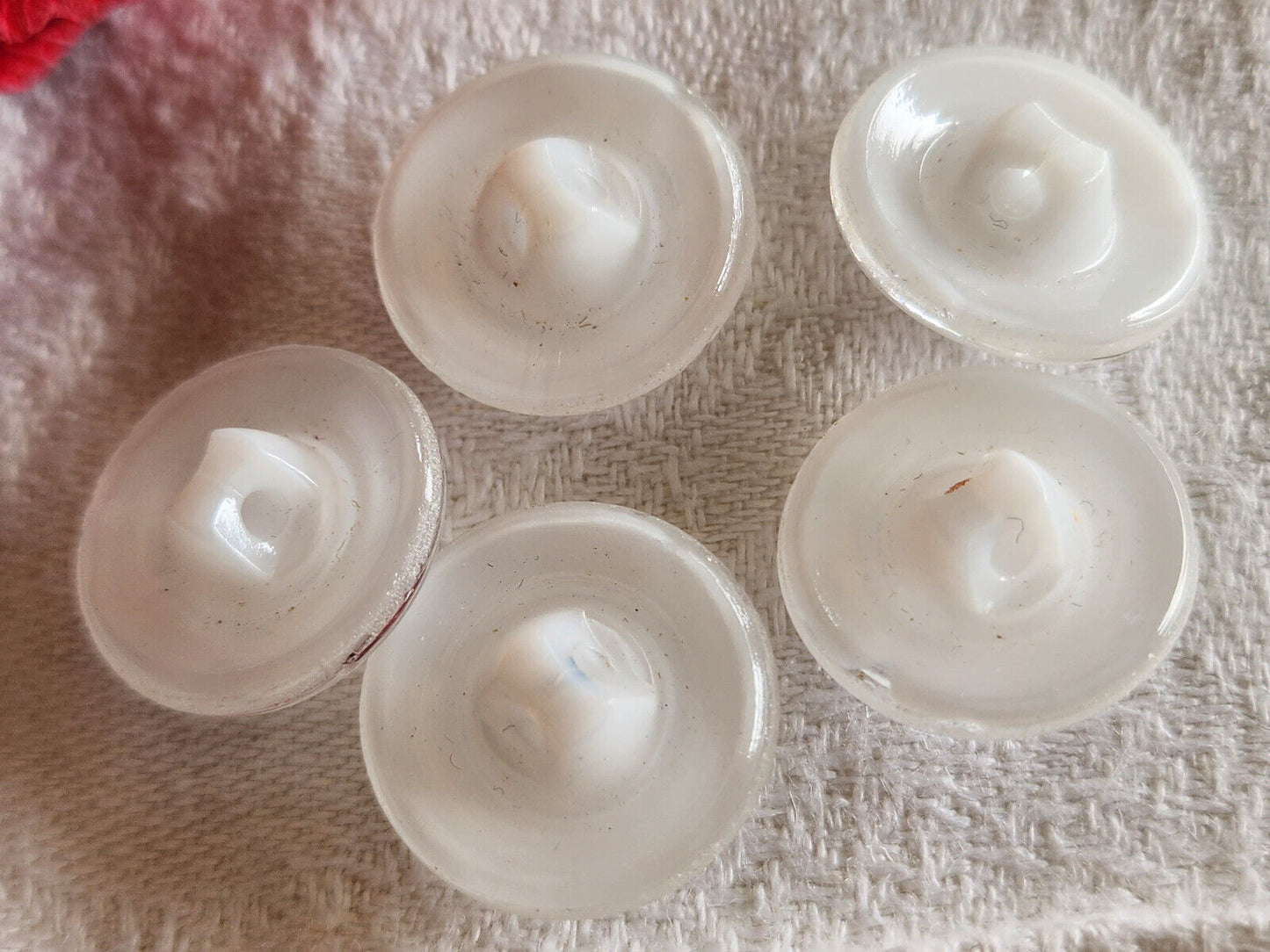 Lot 5 boutons ancien en verre blanc laiteux à motif 1,8 cm ref 2680
