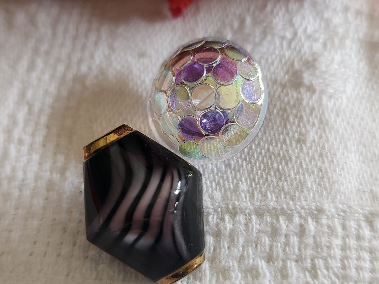 Duo boutons vintage en verre violet 1,4 sur 1 ,8 et 1,6 cm G7O