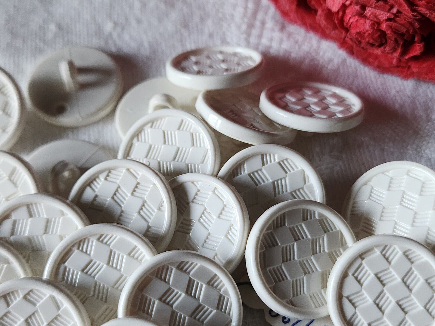 Lot 22 boutons vintage blanc damas à pied finitions moyennes 1,8 cm ref 3342