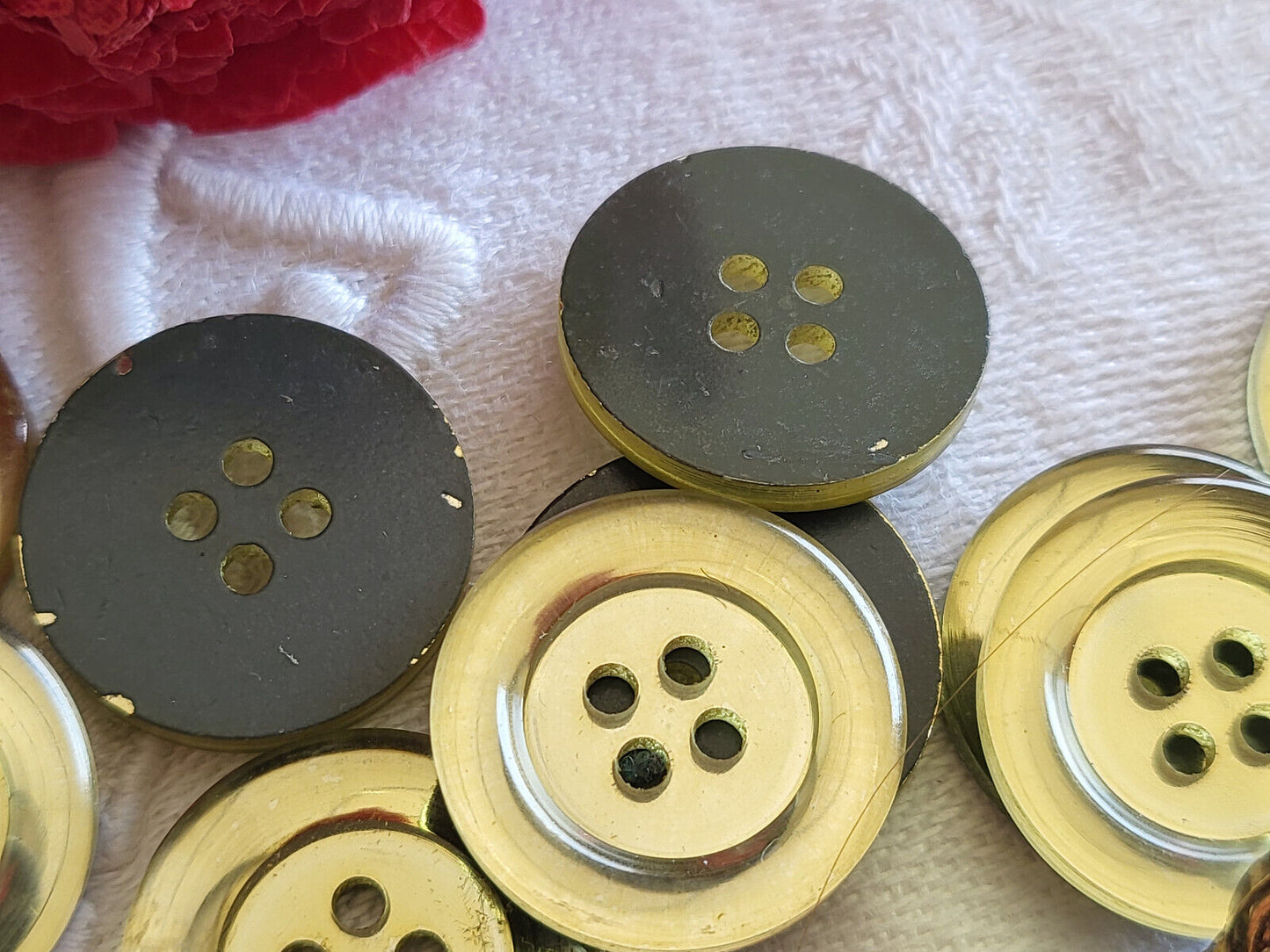 Lot 16 boutons vintage lumineux jaune à trous 1,8 cm ref 5194