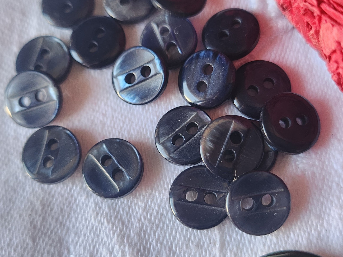 Lot 18 boutons vintage mini bleu reflet nacré plastique 1 cm trous ref 5492