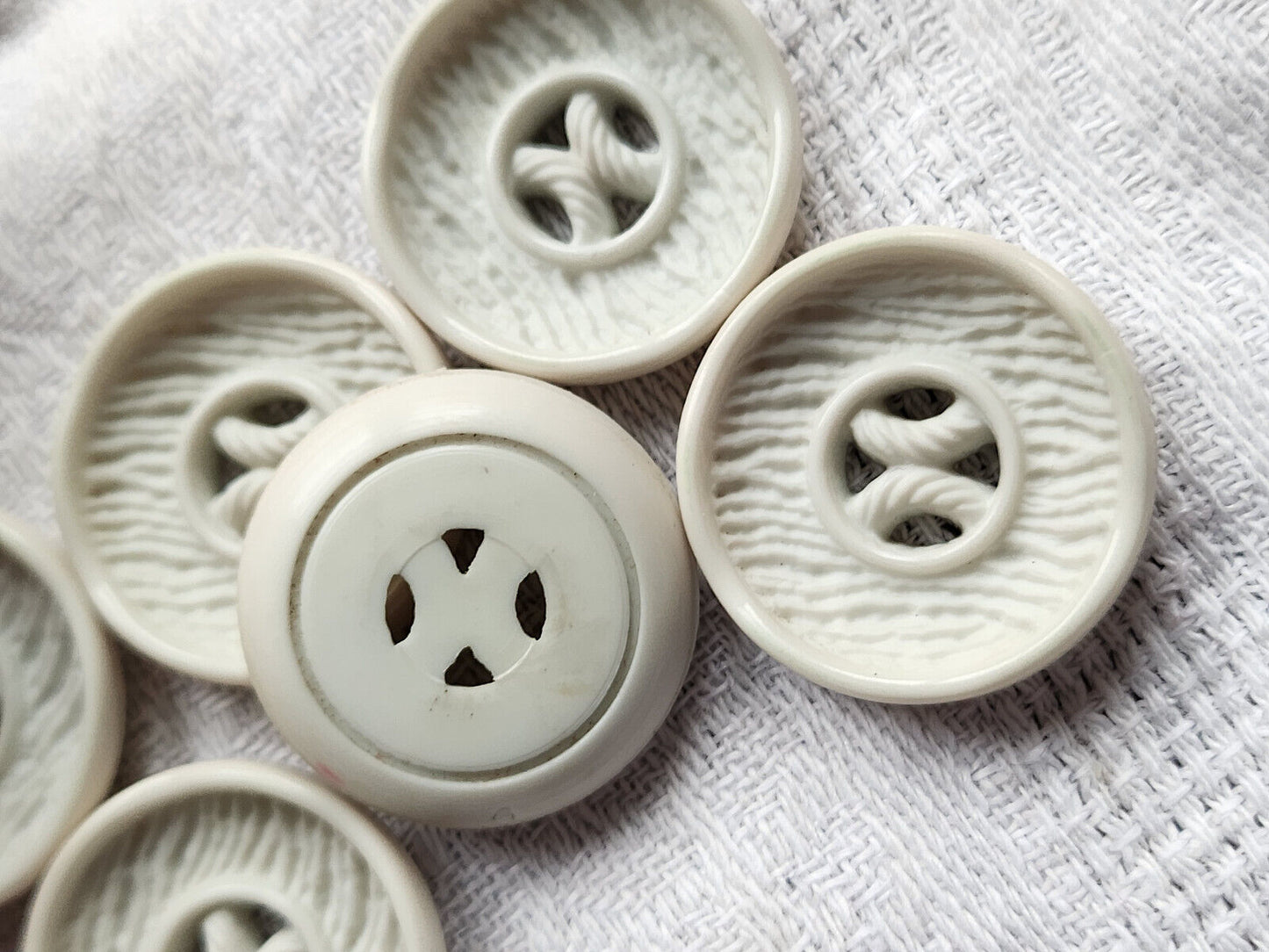 lot 6 boutons vintage blanc cassé texturé créme 2,4 cm ref 3103