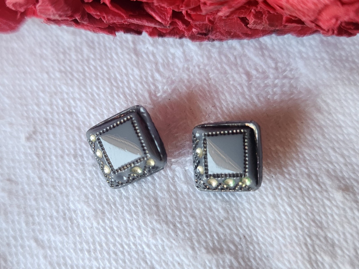 Duo mini boutons anciens en verre gris carré 0,8 cm art deco D11A