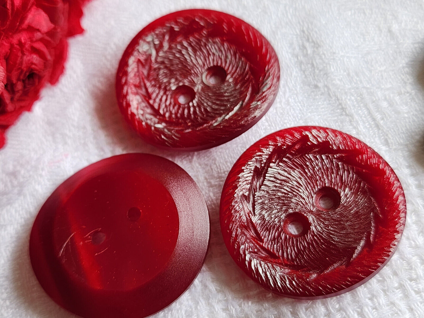 Trio gros boutons vintage rouge argenté 3,3 cm à trou ref 5934