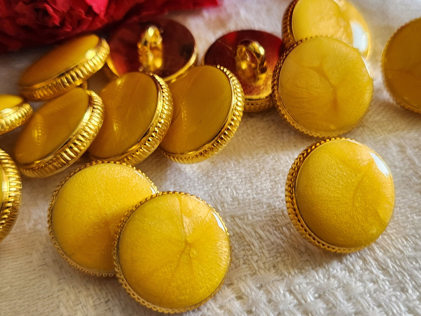 Lot 6 boutons vintage métal doré jaune laiteux superbe qualité 1,4 cm ref 331