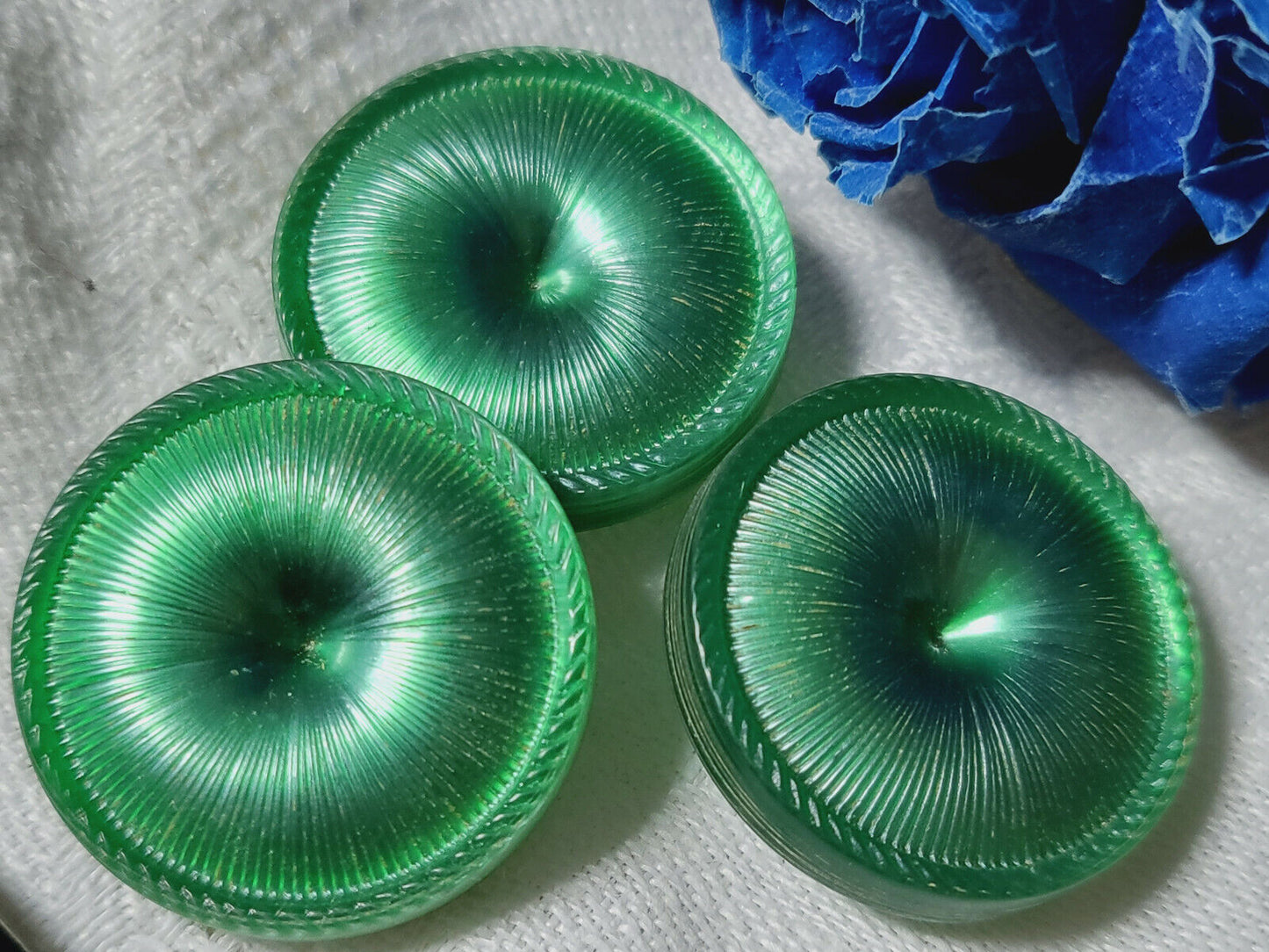 Trio boutons vintage vert strié lumineux à pied diamètre 2,3 cm ref 5209