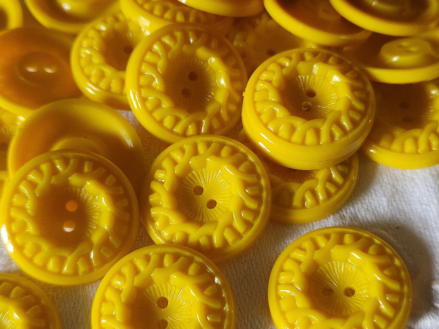 Lot 10 boutons vintage jaune travaillé 2,3 cm ref 4927 manufacture moyenne