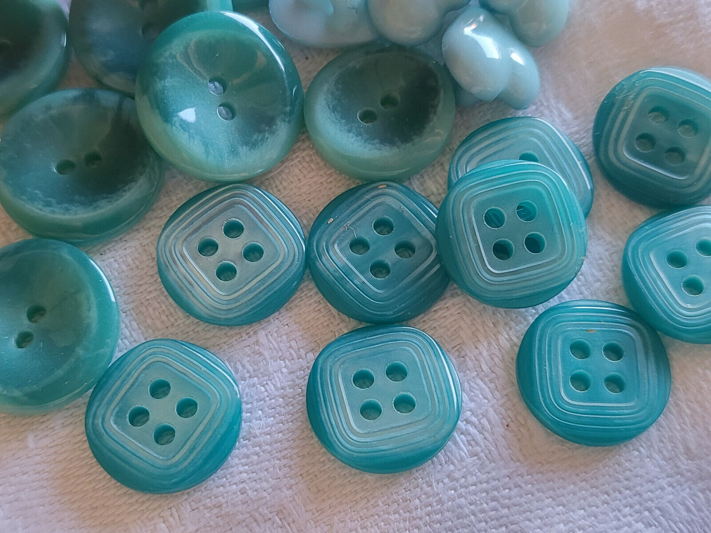 Lot 21 boutons vintage bleu tendre panaché 3 séries 1,1 à 1,5 cm ref 260