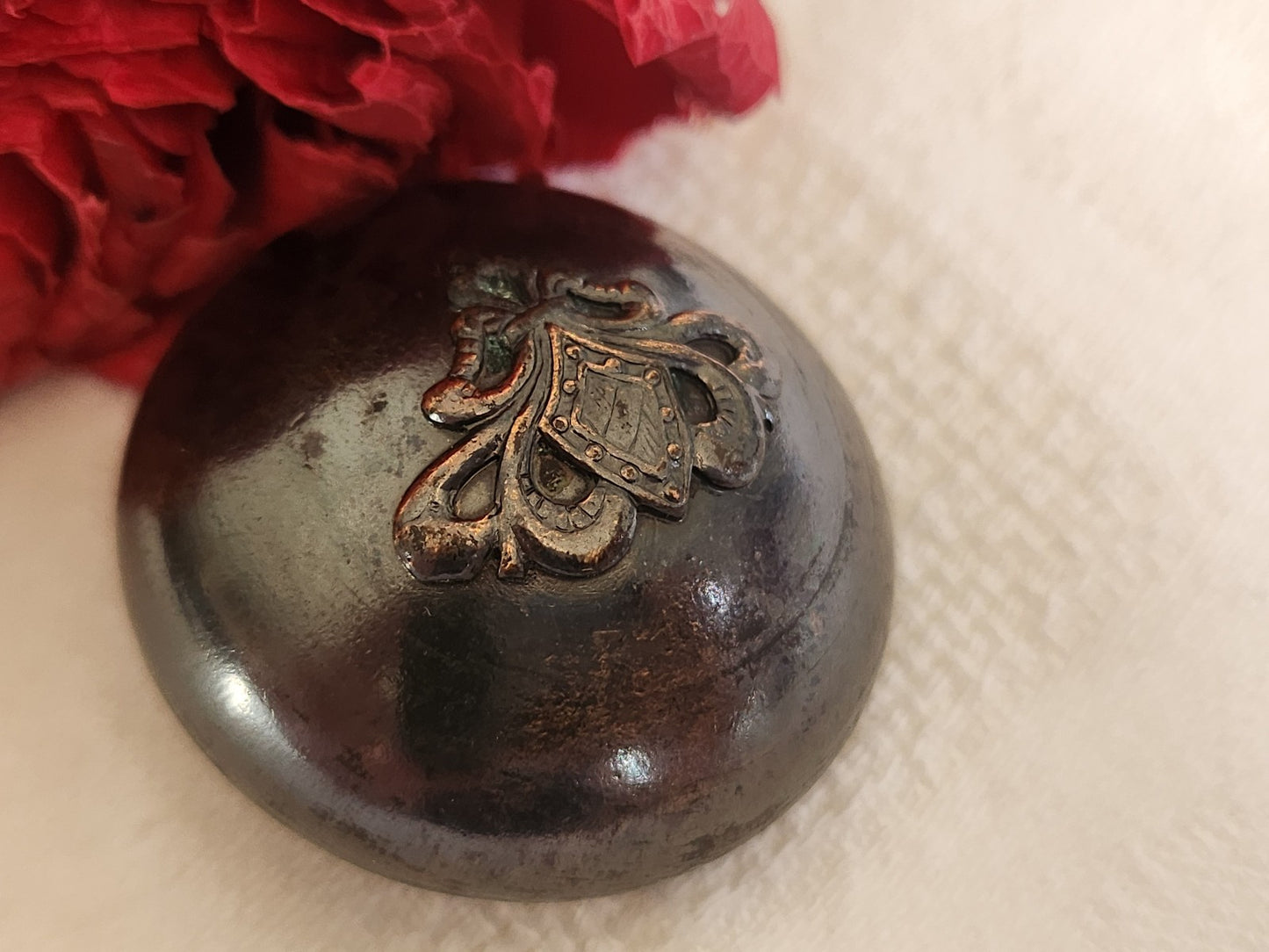 Enorme bouton vintage en métal bombé blason 3,5 cm pied ref 5852