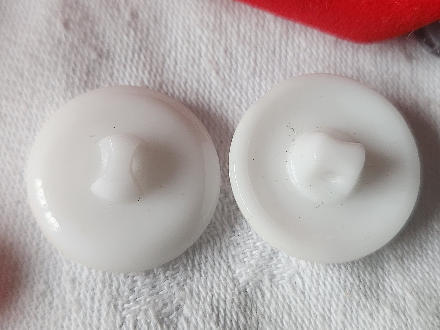 Duo gros boutons anciens en verre blanc vintage 2,2 cm D9J