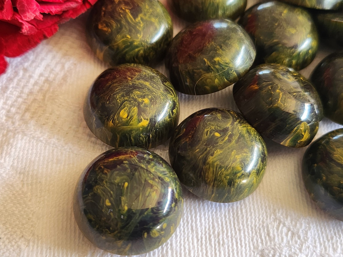 Lot 6 superbes boutons anciens vert jaspé jaune pied 1,9 cm ref 1735