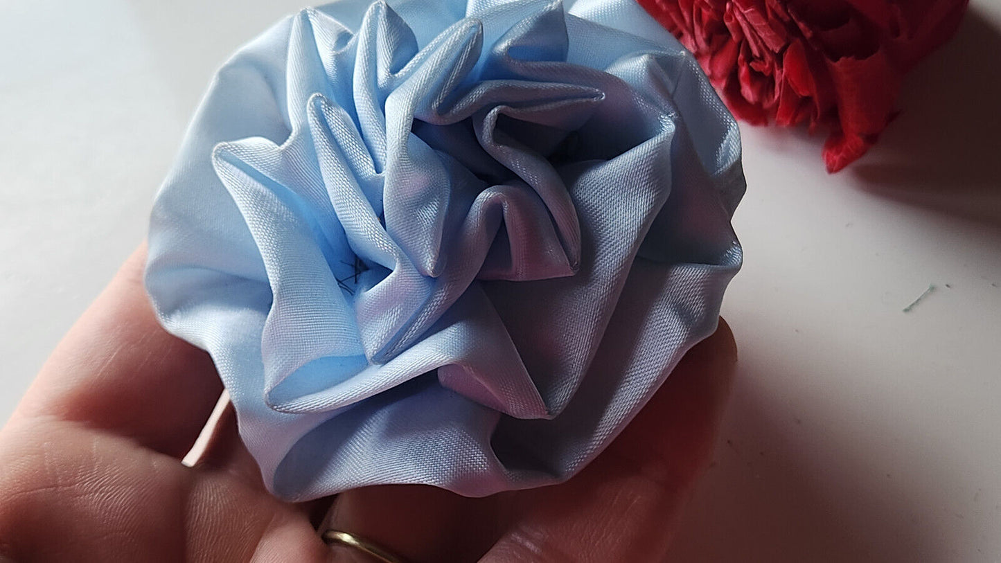 Grosse fleur ancienne bleu rayonne montée en broche modiste T0-40