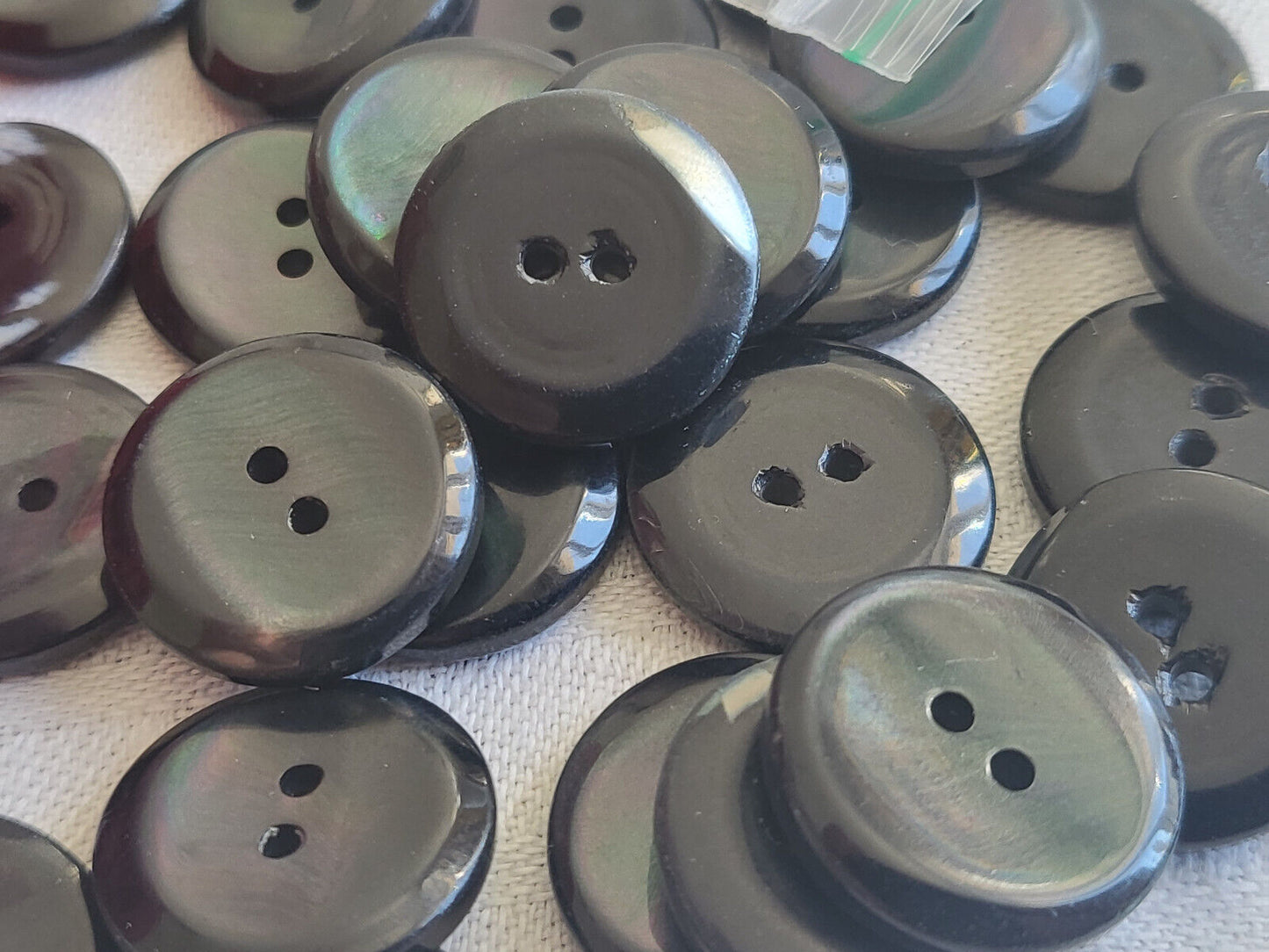 Lot 10 boutons vintage en nacre gris bleuté incurvé diamètre 1,7 cm ref 2066