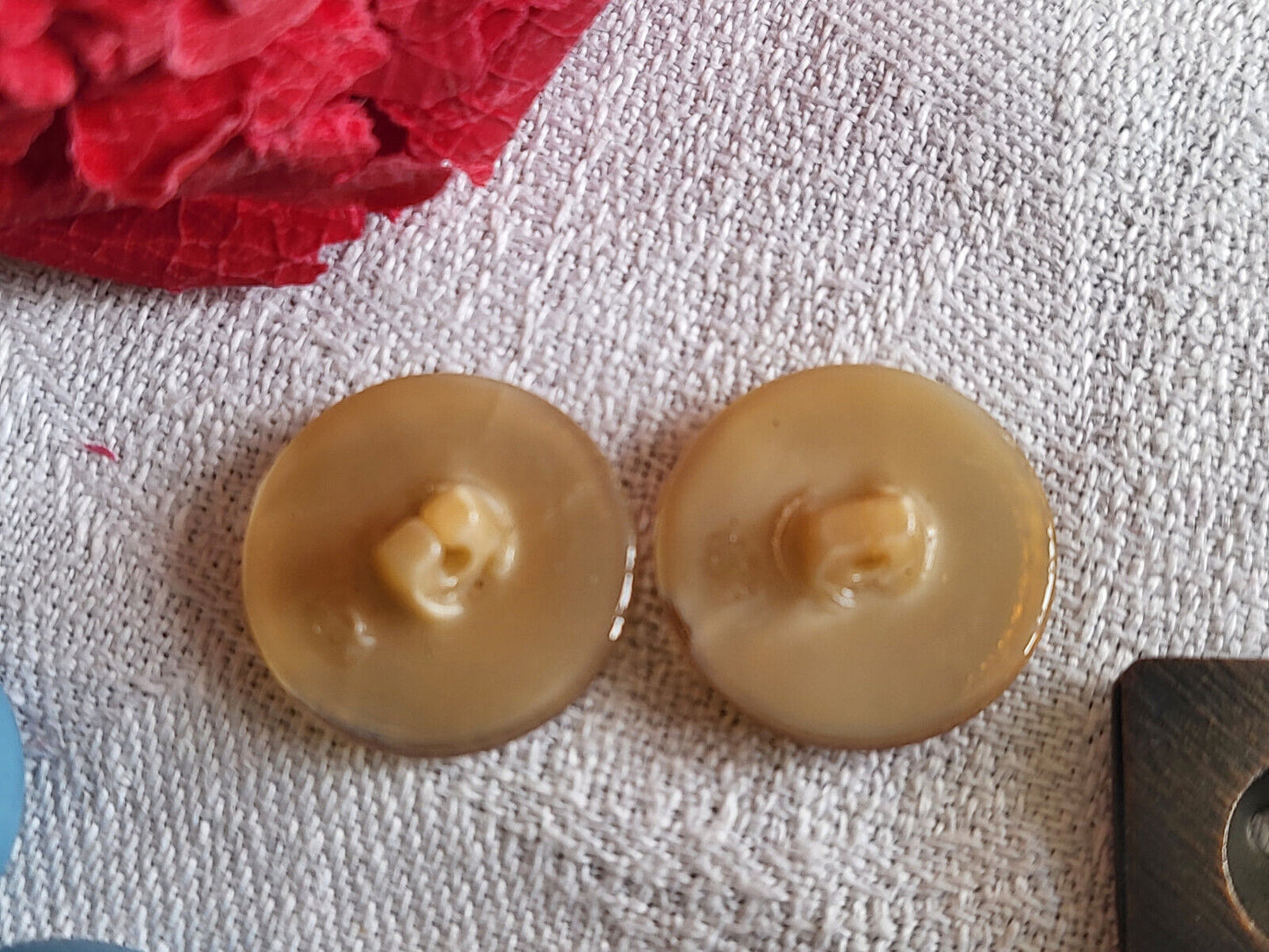 Duo boutons anciens en verre doré beige laiteux à pied 1,7 cm D11B