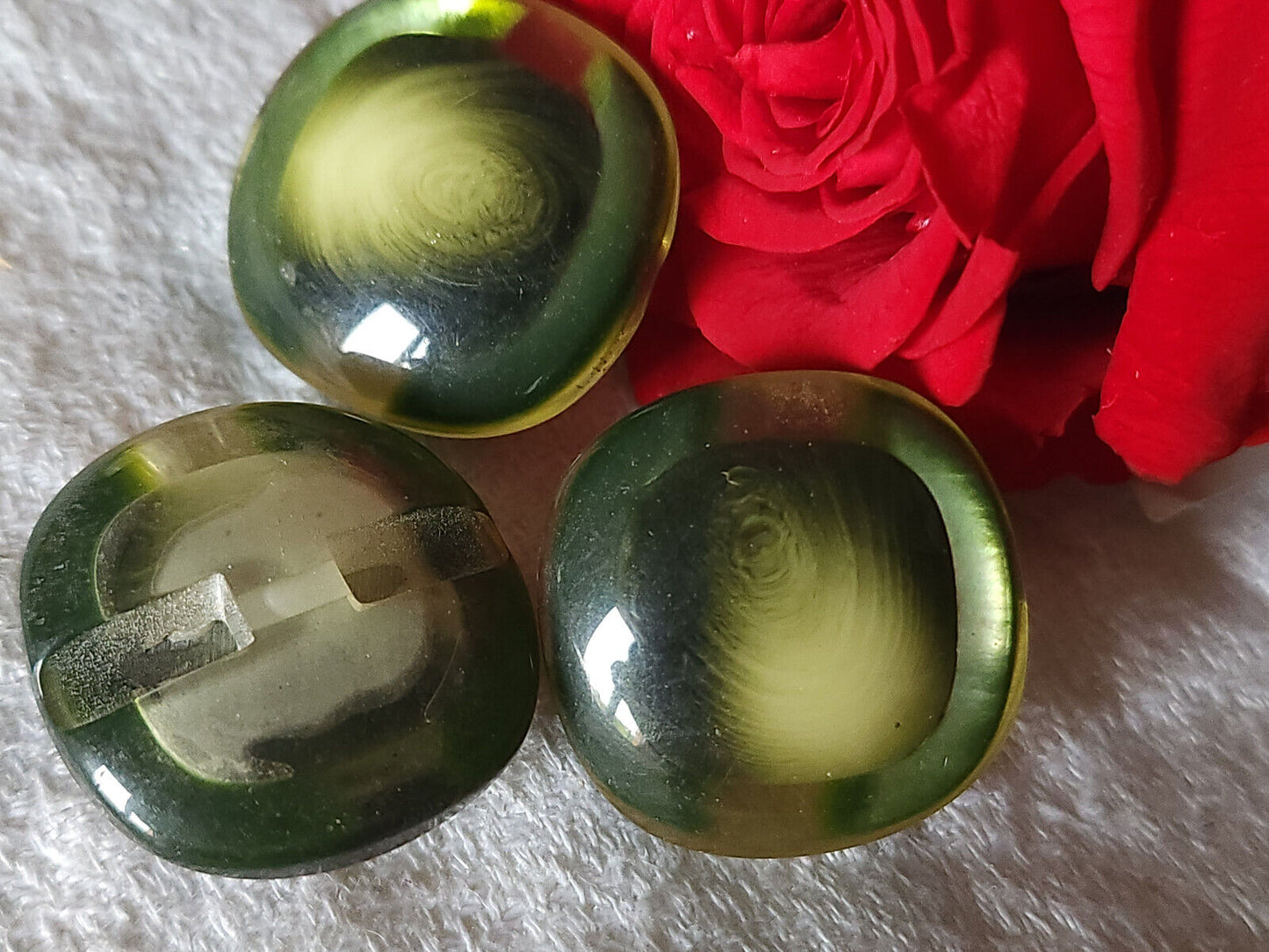Trio superbes boutons vintage vert inclusion dit de fourrure 2,5 cm ref 1116