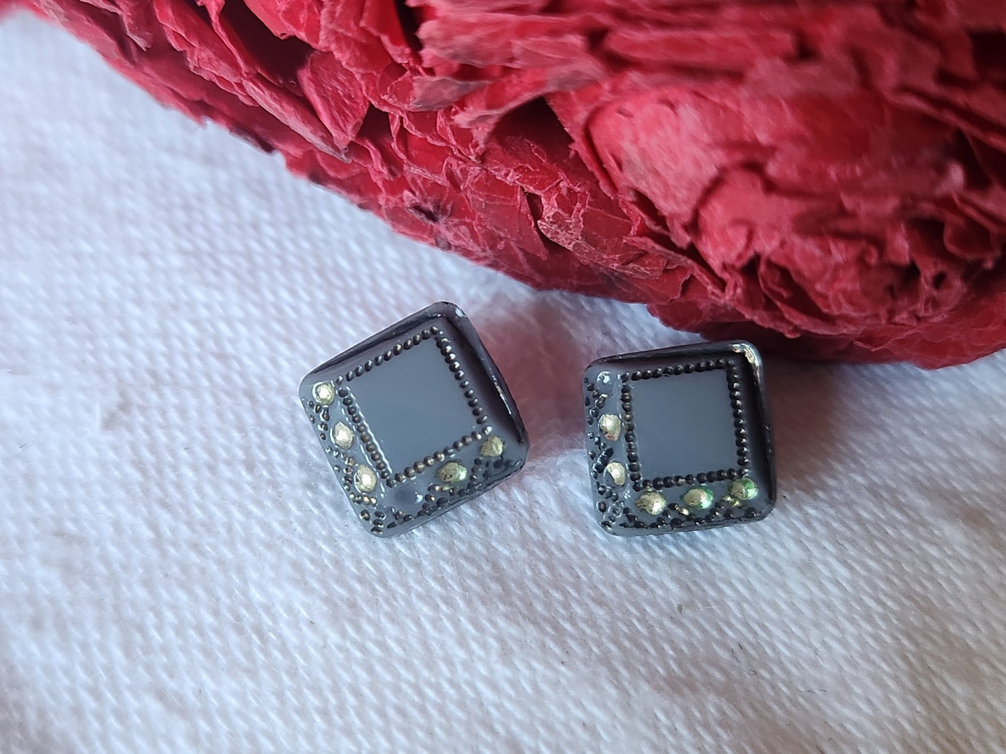 Duo mini boutons anciens en verre gris carré 0,8 cm art deco D11A