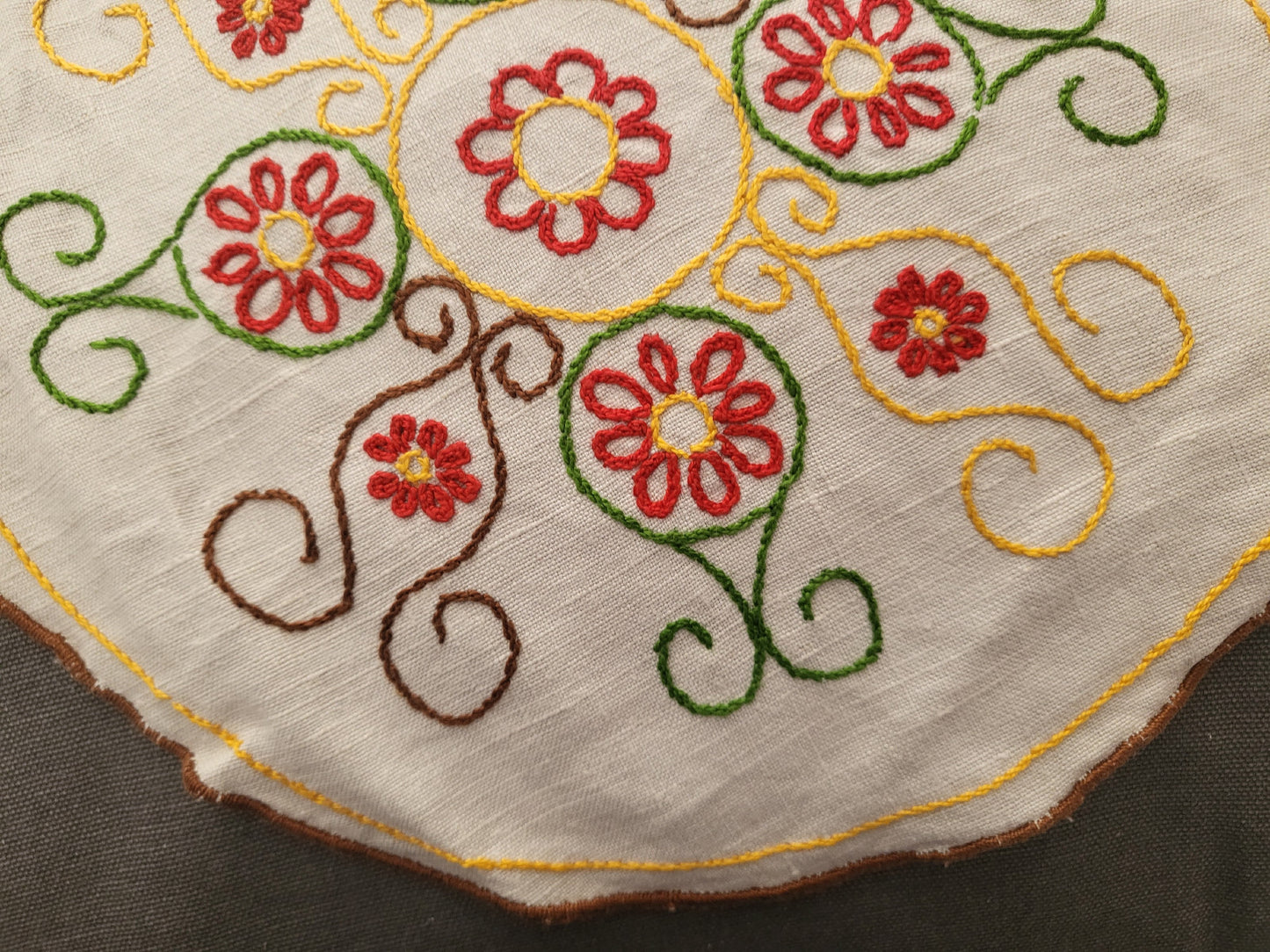Napperon ancien ou centre de coussin broderie main toile 26,5 cm B6-24