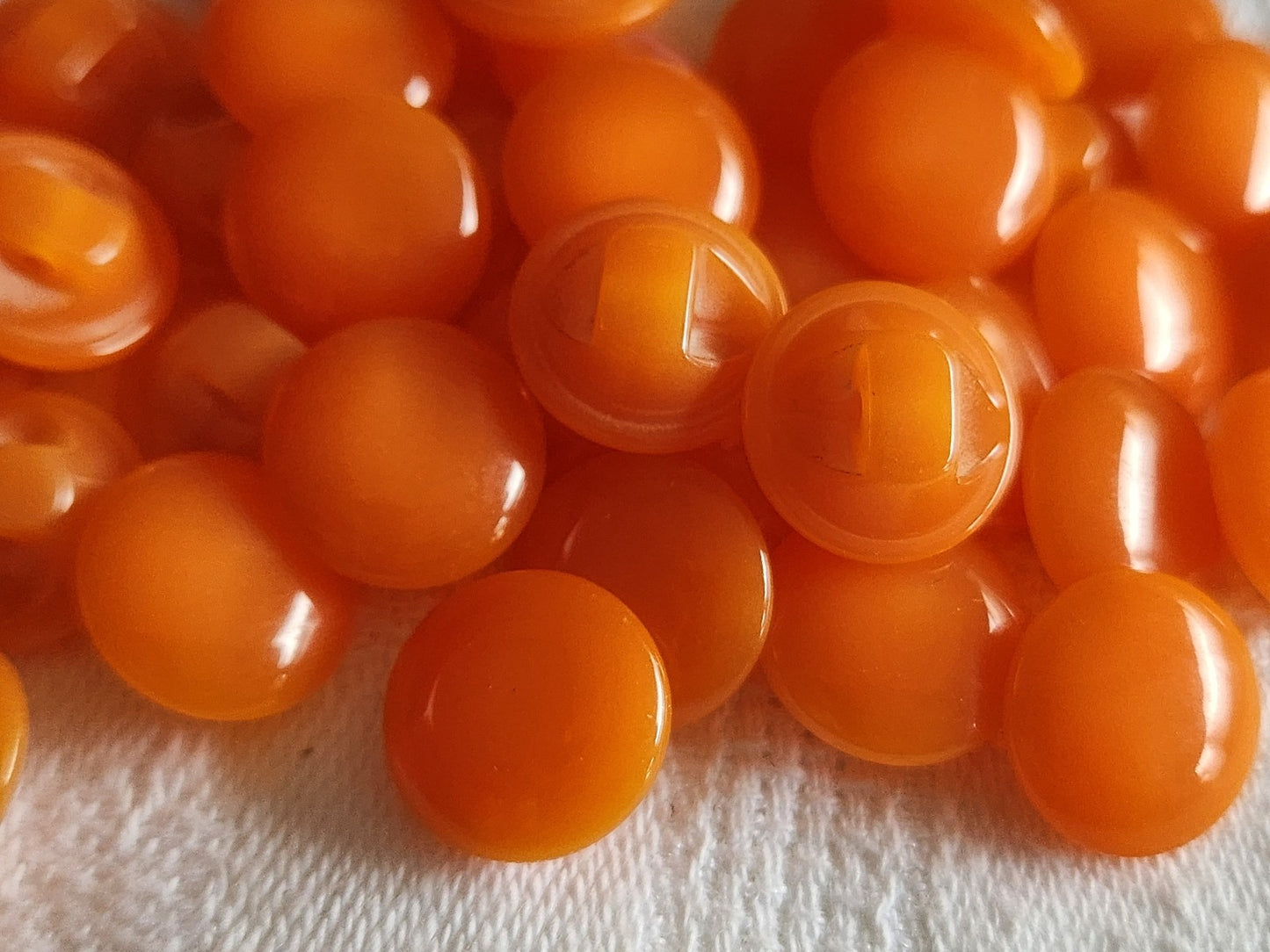 Lot 18 boutons vintage orange pied 1,2 cm à pied lisse ref 6038