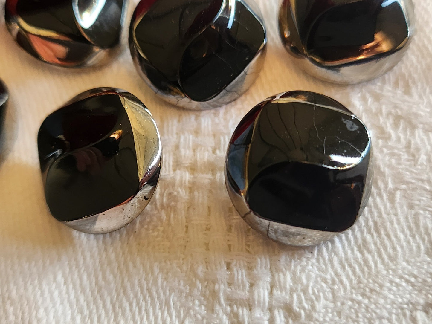 Lot 7 boutons anciens en verre noir argenté pied métal 1,7 cm ref 5714
