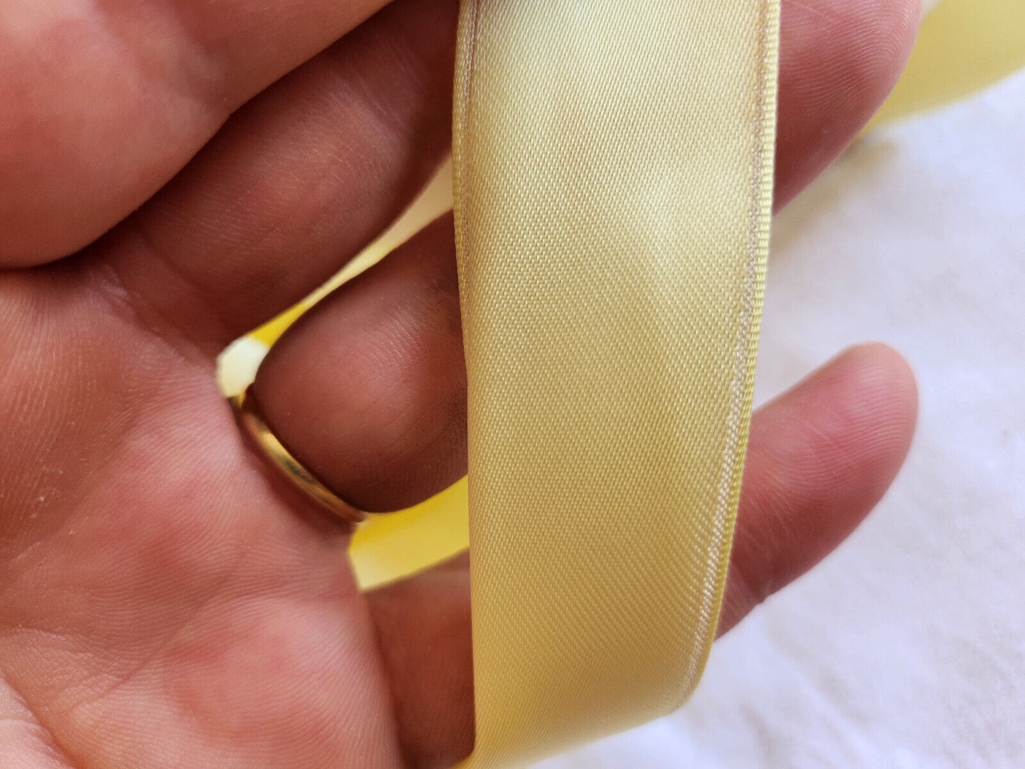 Ruban ancien rayonne vintage jaune 3 mètres sur 2,5 cm B5 n°5