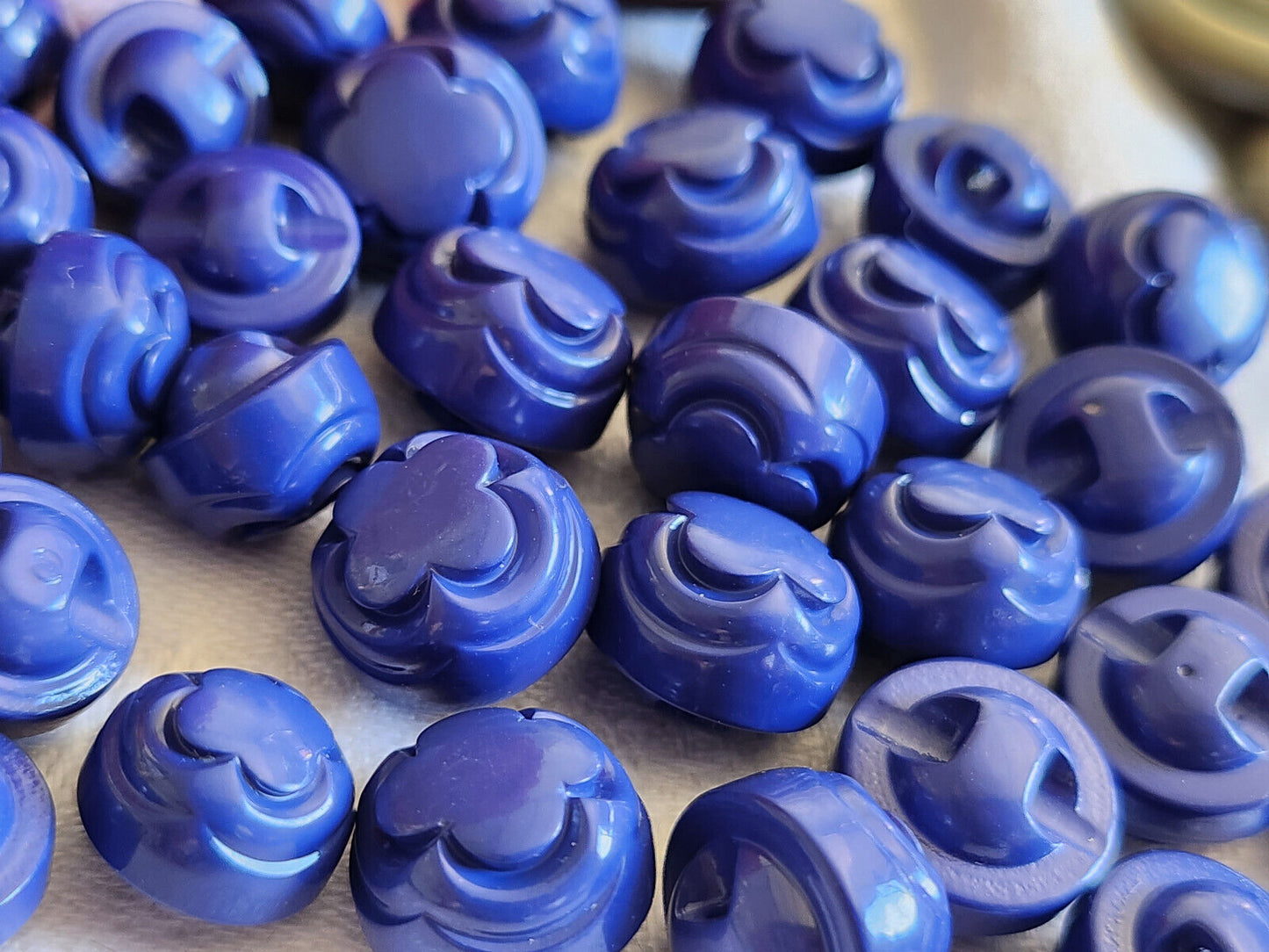 Lot 12 petits boutons vintage bleu volume travaillé haut pied 1,1 ou 1,3 cm