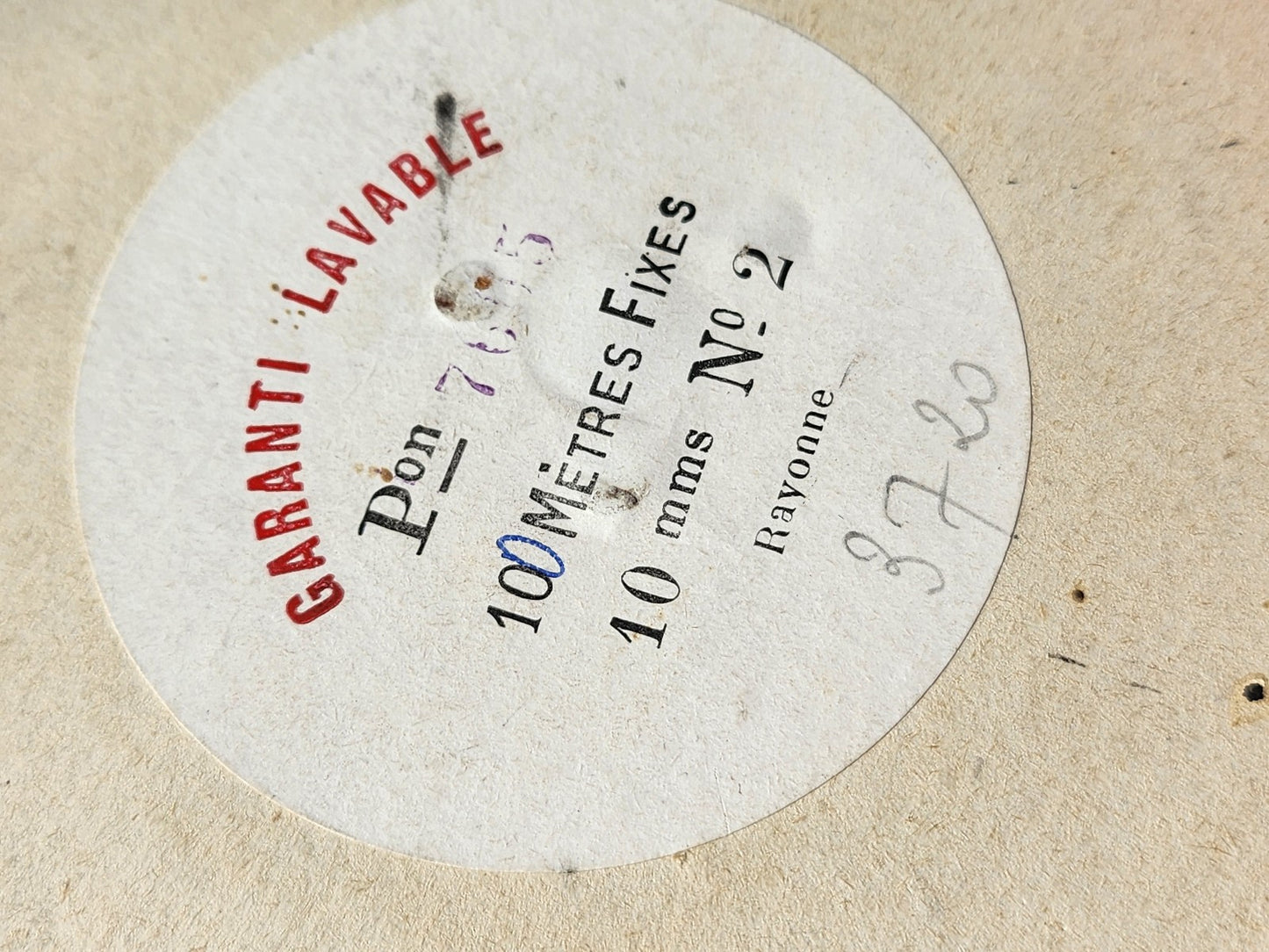 Ruban fin ancien rayonne rouge épais 5 mètres sur 1 cm modiste mercerie A4 n°24