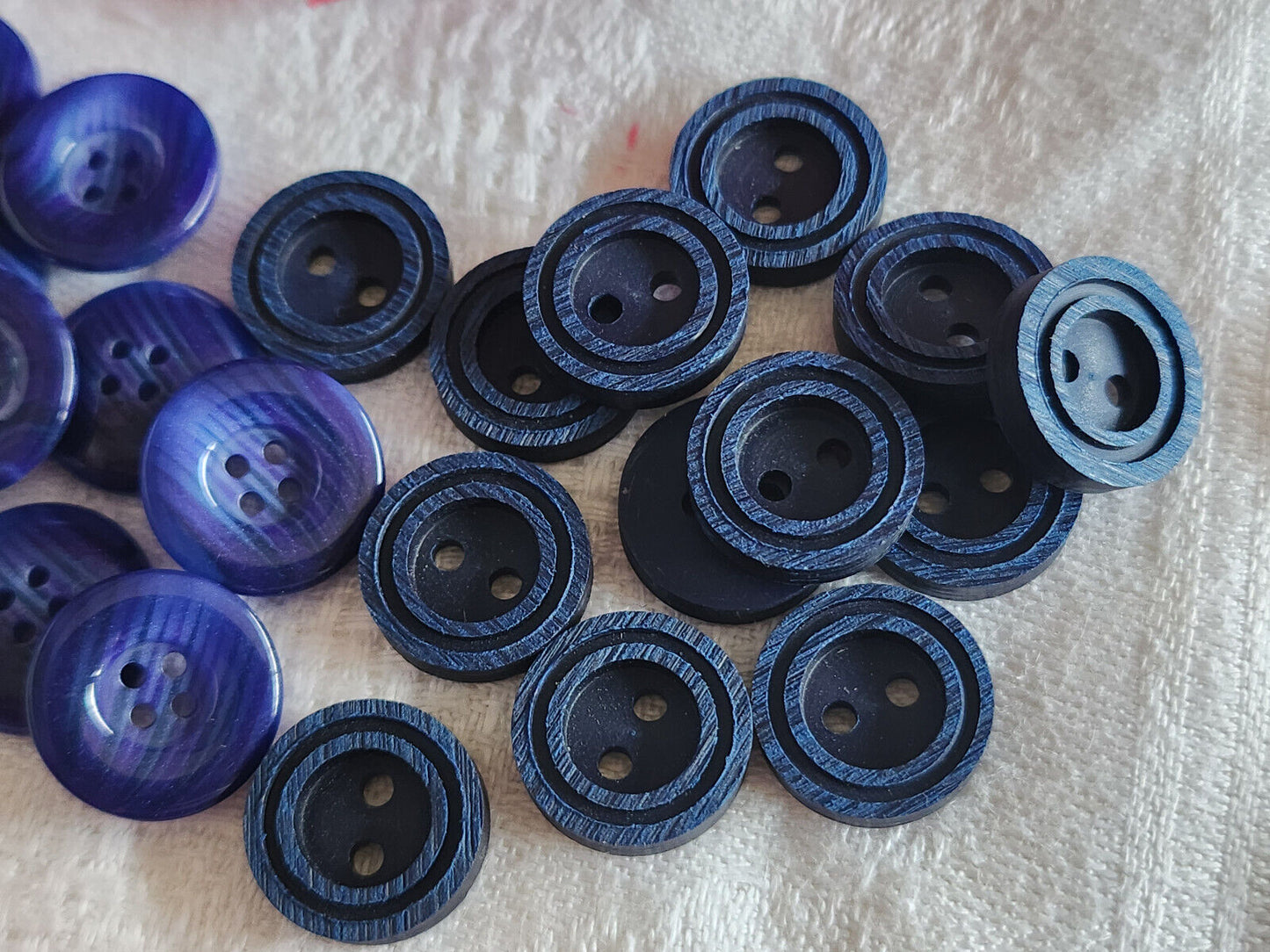 Lot 23 petits boutons vintage bleu 2 séries panaché 1,3/1,4 cm ref 4757