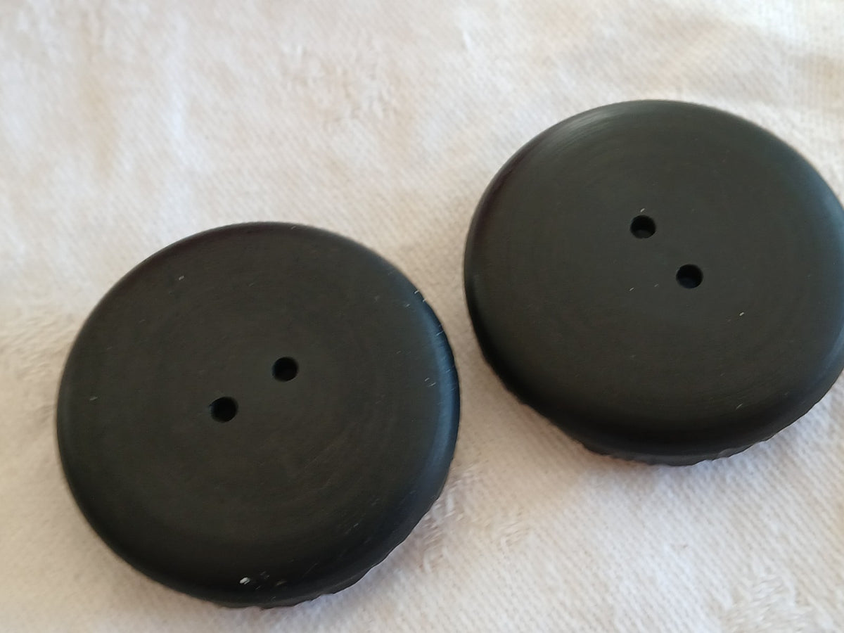 Duo énormes boutons vintage noir mat motif relief 3,8 cm XXL 38 mm ref 6472