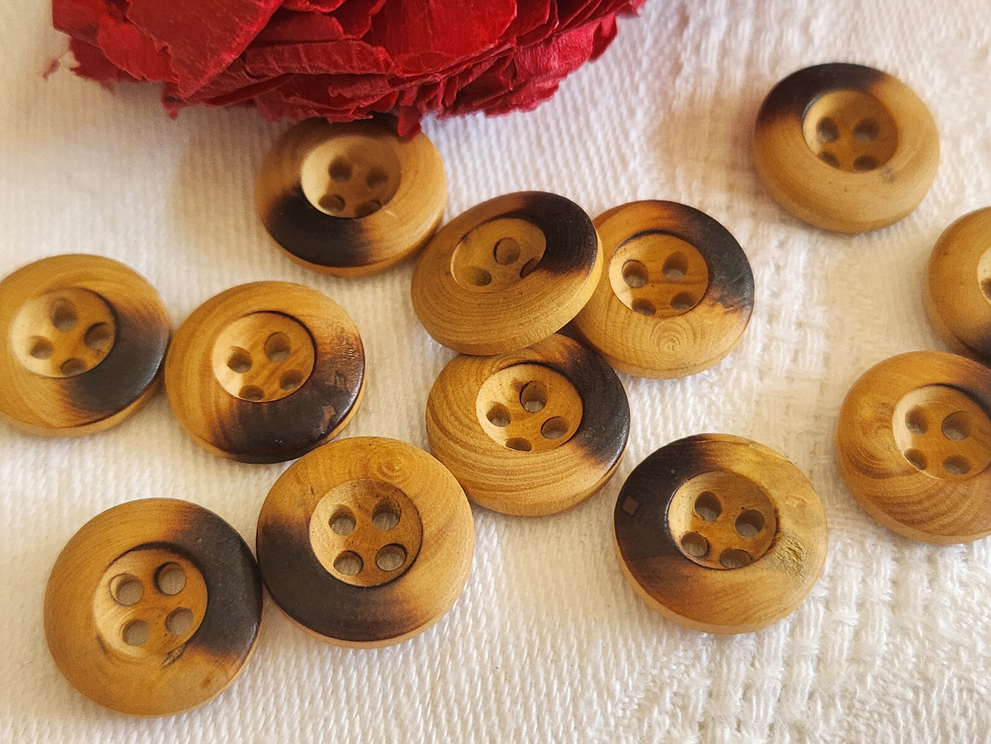 Lot 12 boutons anciens en bois brut 1,4 cm à trous petits ref 628