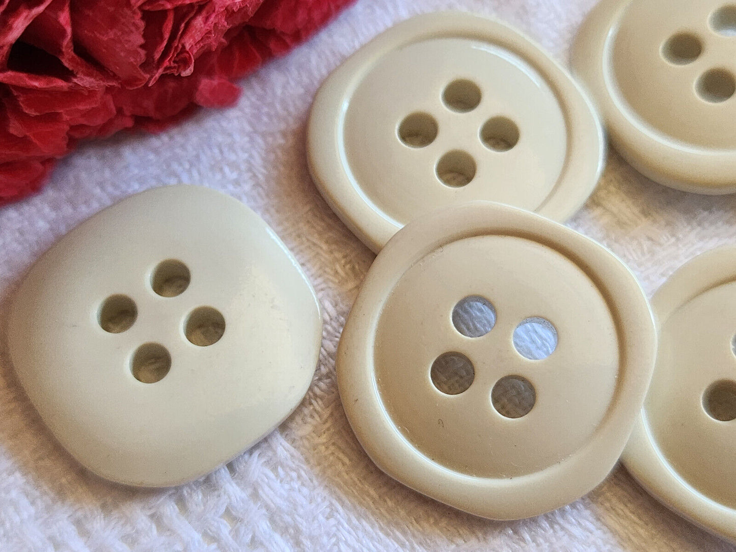 Lot 7 jolis boutons vintage blanc crème fin trous 2 cm ref 5096