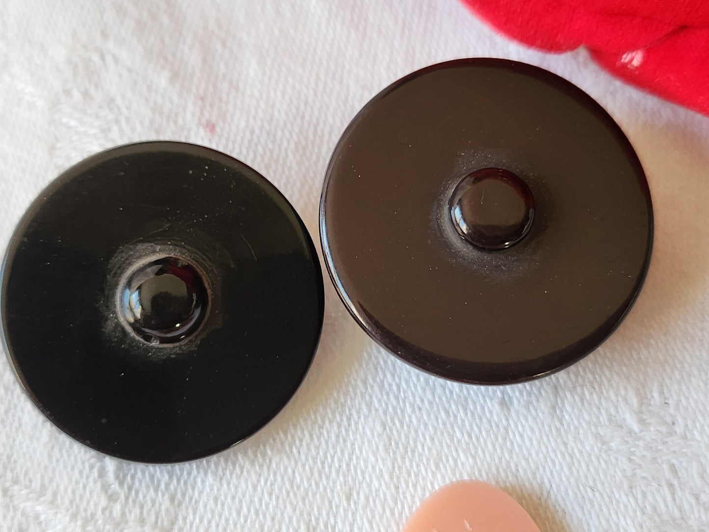 Duo gros boutons vintage marron ornement métal pied 2,9 et 3 cm D8F