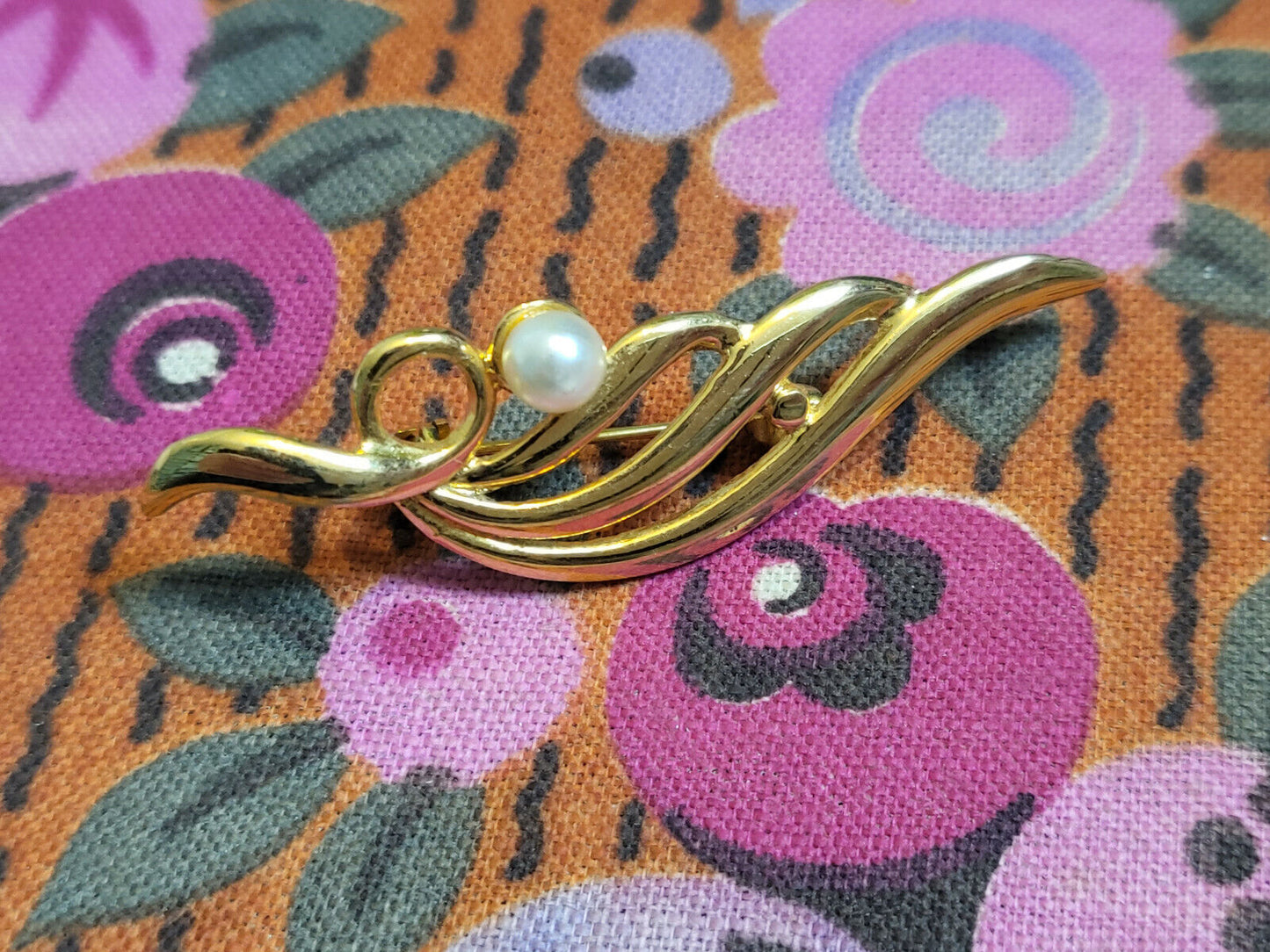 Broche métal doré ornement perle nacré 5,2 sur 1,3 cm