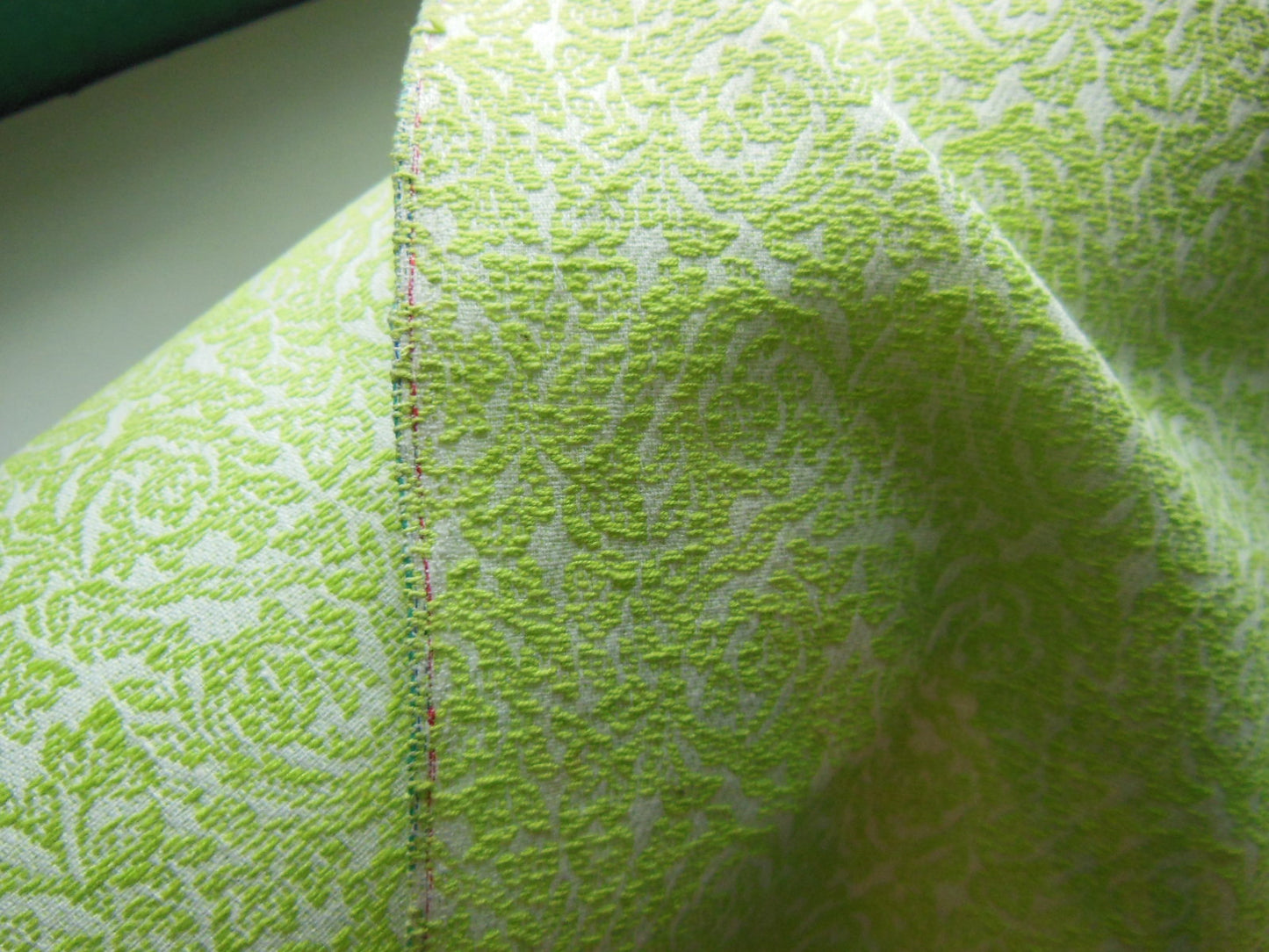 Ancien tissu motif vert fond blanc au métre sur 97 cm superbe