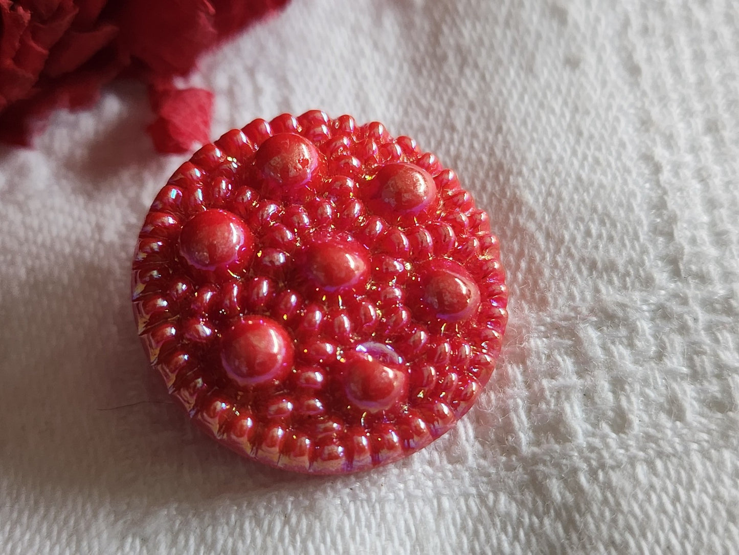 Bouton vintage en verre rouge mordoré irisé 2,2 cm G7R