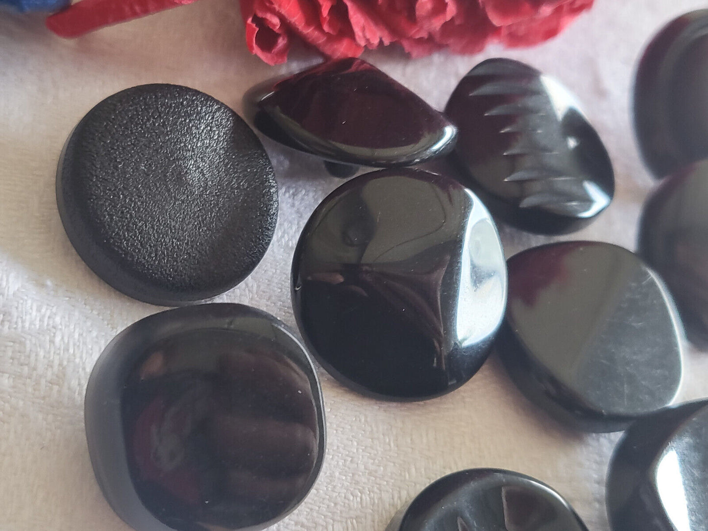 Lot 11 boutons vintage noir travaillé panaché pied 2,1 à 2,5 cm ref 2093
