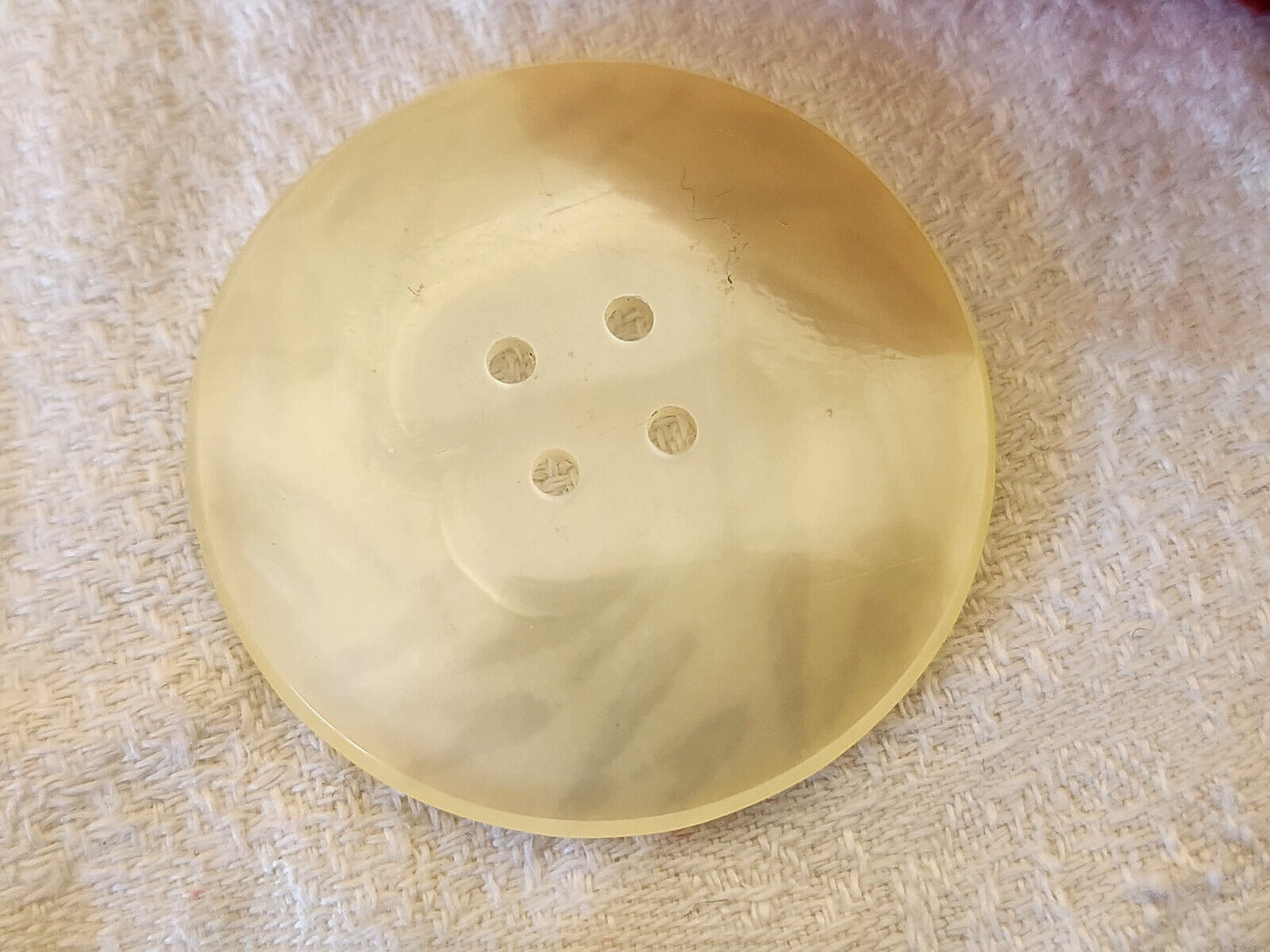Enorme bouton vinbtage créme lumineux texturé 4,4 cm ref 325