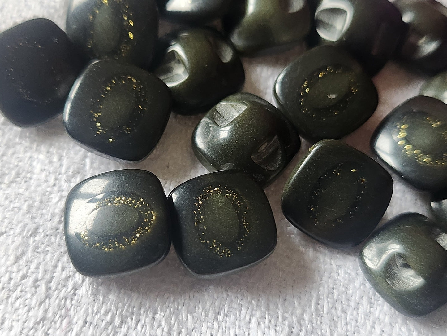 Lot 24 mini boutons vintage à pied jolis carré vert paillette 1 cm ref 2617