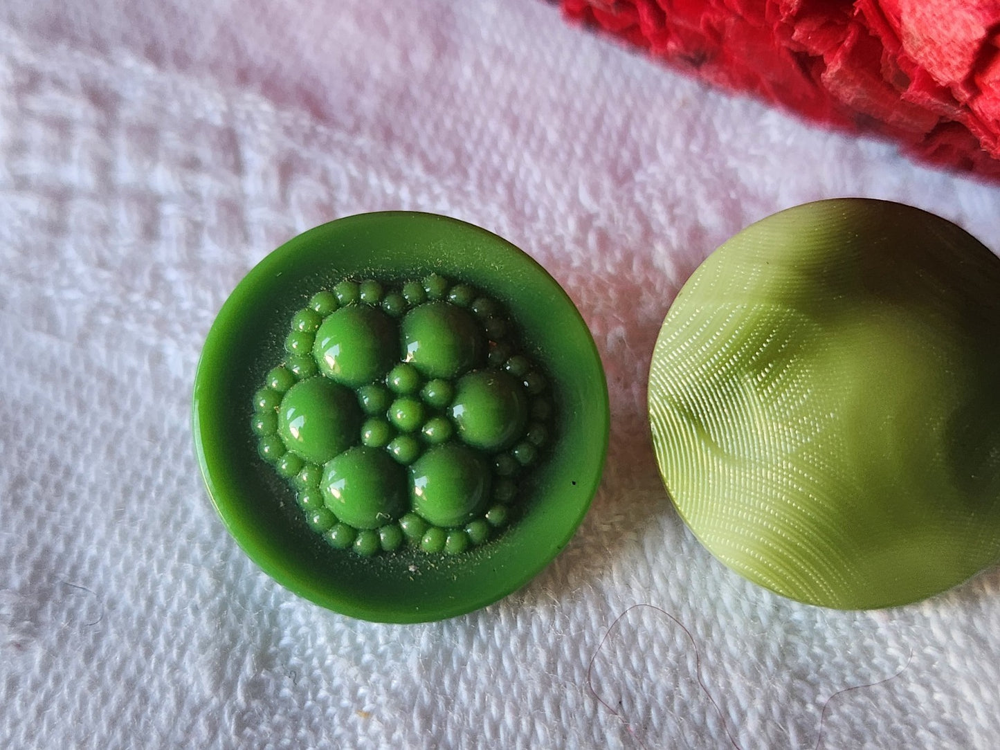 Duo boutons vintage en verre motif vert travaillé 1,8 cm D11H