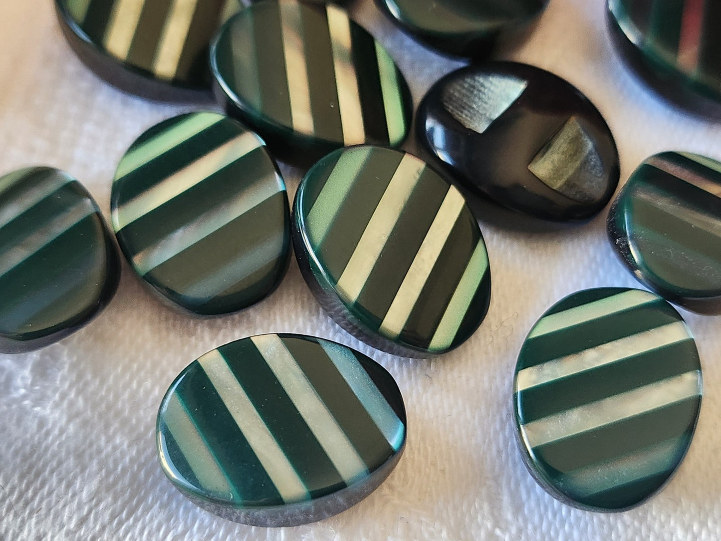Lot 12 boutons vintage vert reflet nacré ovale pied 1,2 sur 1,7 cm ref 5287