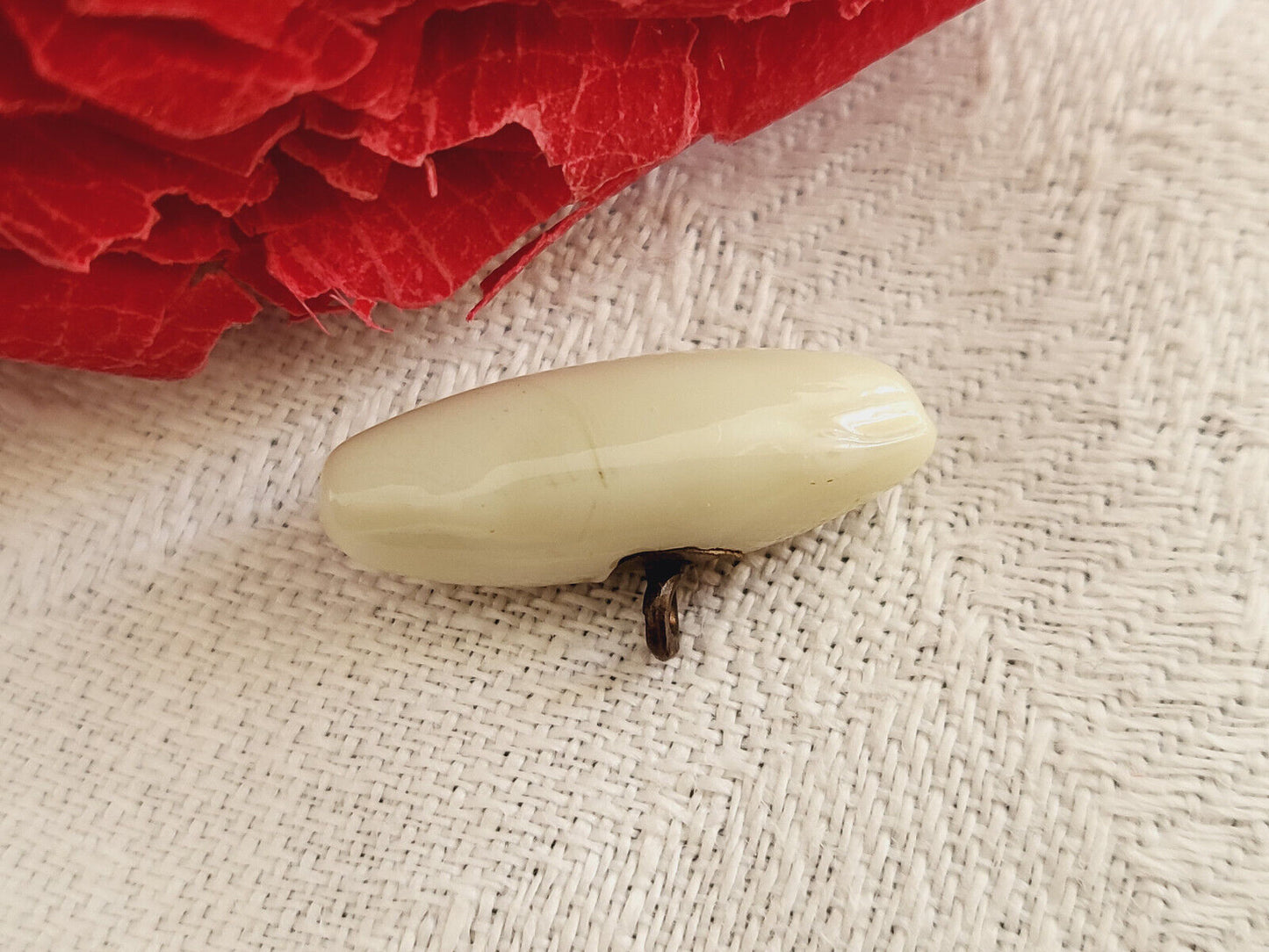 Bouton ancien en verre crème long à pied métal 0,7 sur 1,8 cm G13A