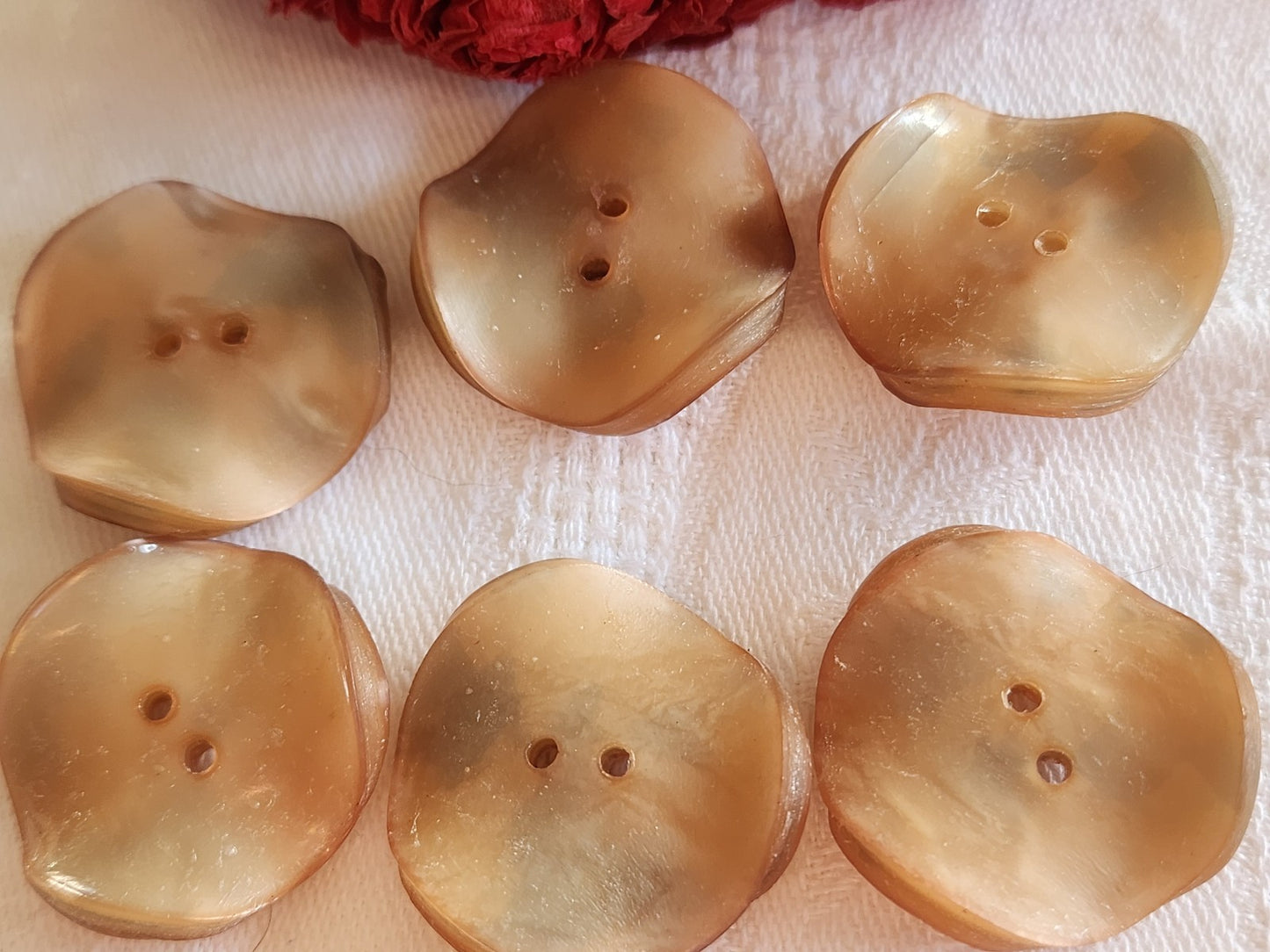 Lot 6 etranges boutons anciens 2,6 cm trous ref 5668