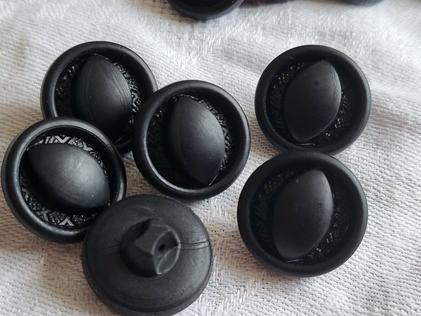 Lot 6 boutons anciens en verre noir mat élégant dessin 1,7 cm ref 5202