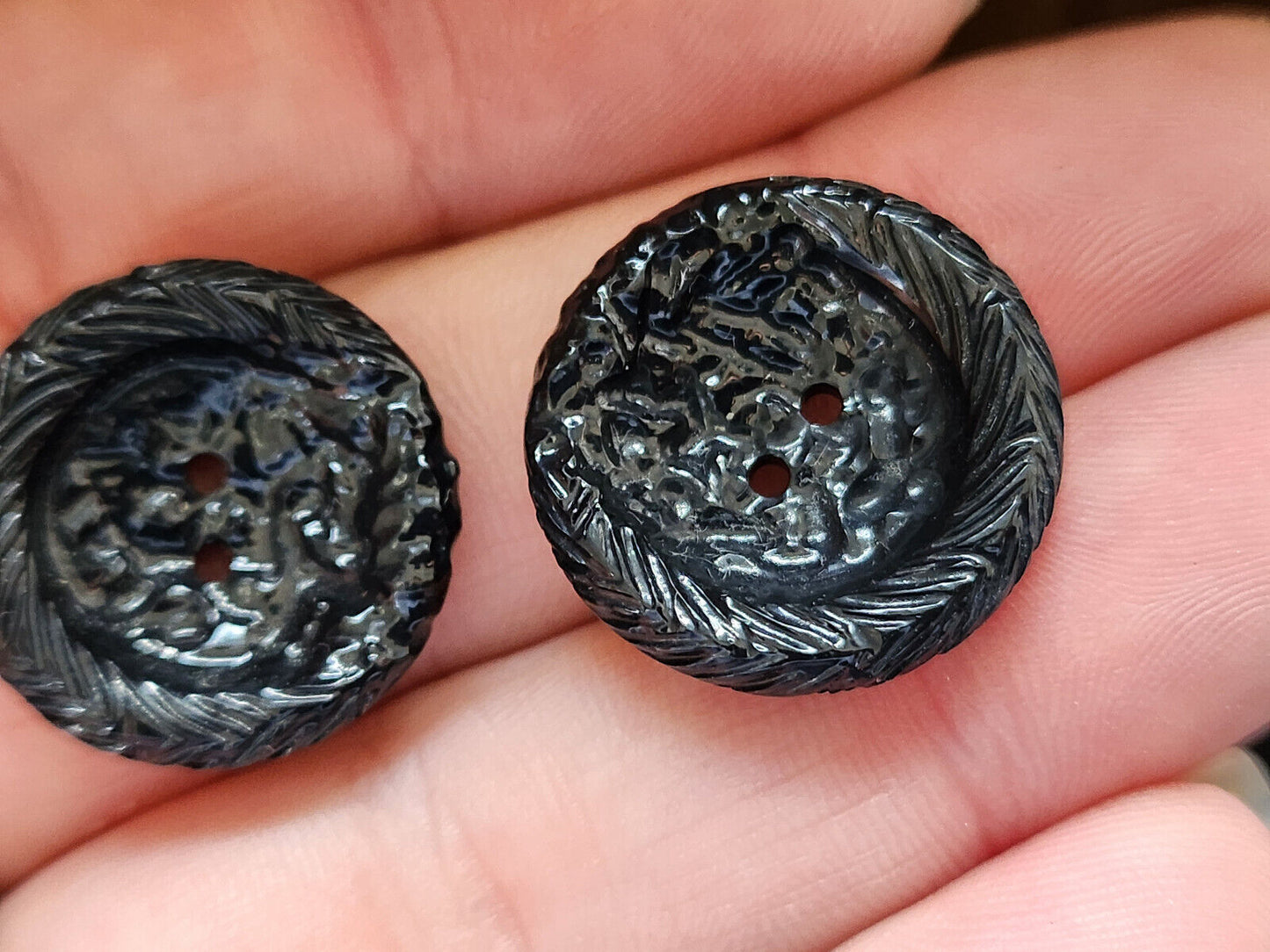 Lot 16 boutons vintage noir texturé trou 2,1 cm ref 3444