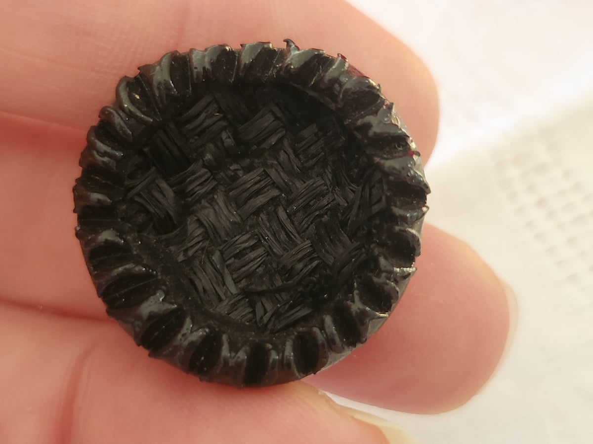 Bouton ancien vintage en resine noir à pied orné de rafia 2,5 sur 2,6 cm D14O