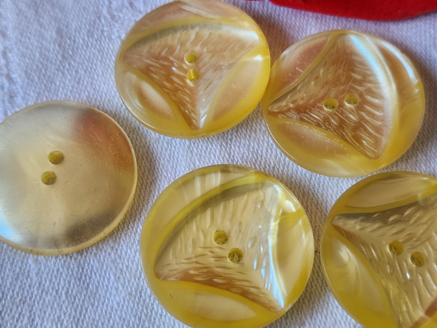 Lot 5 gros boutons vintage jaune 2,7 cm à trous ref 2672