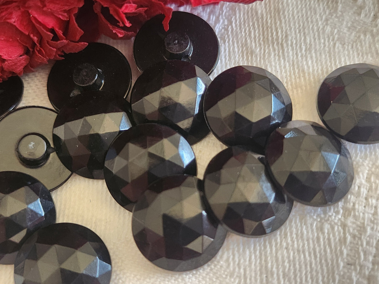 Lot 16 boutons vintage noir effet facette acrylique pied 1,4 cm ref 803